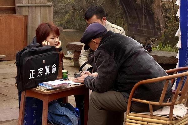 算命先生如何轻松判断你家有几口人？揭秘其背后的心理学技巧